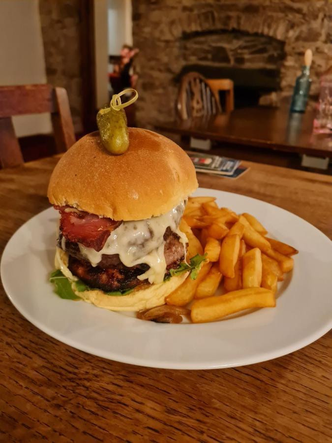 بيشوب كاسل The Crown Inn - Wentnor المظهر الخارجي الصورة